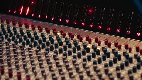 mesa de la sala de control equipada con faders motorizados y amplificador