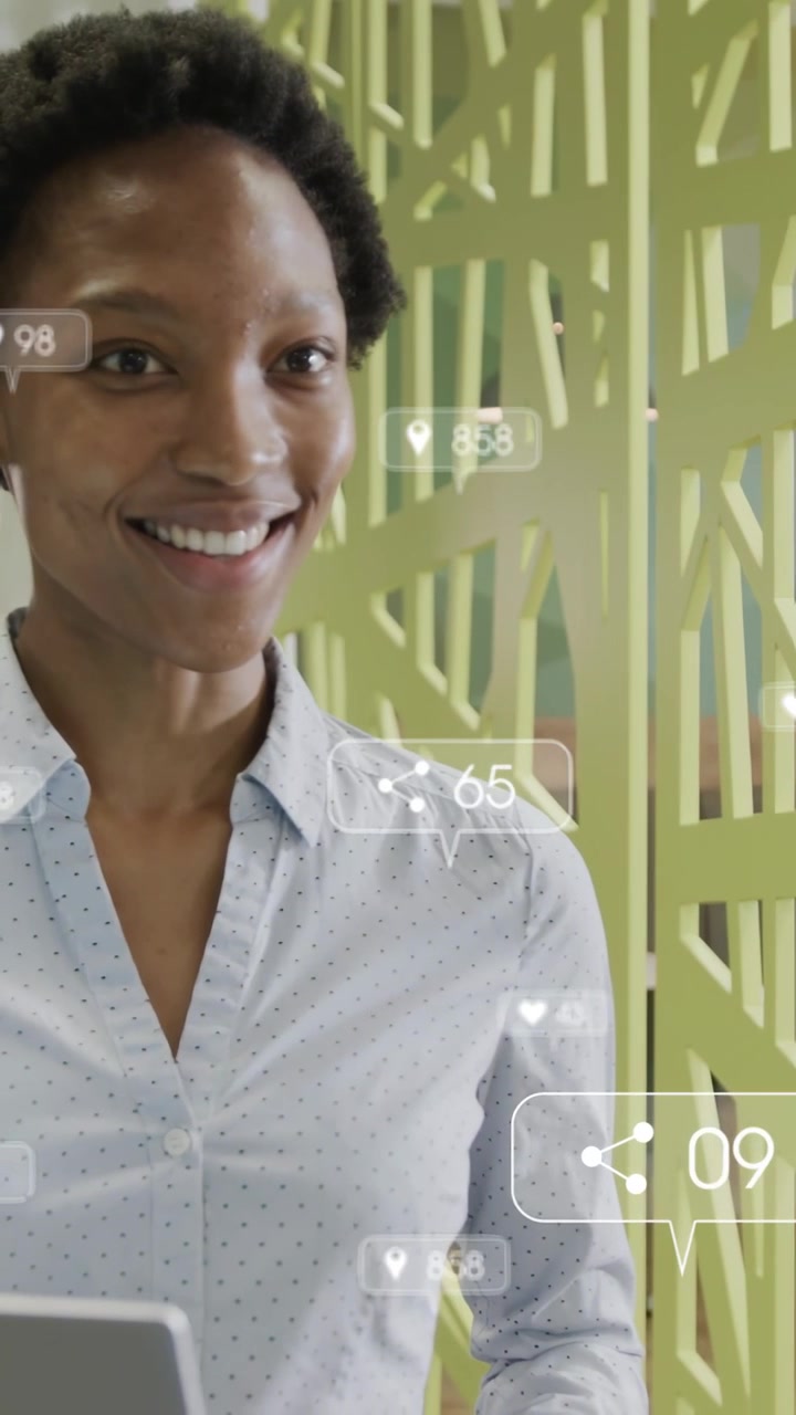 Video verticale: Donna che usa il laptop, statistiche che si aggiornano e icone che salgono intorno a lei mentre monitora gli annunci.
