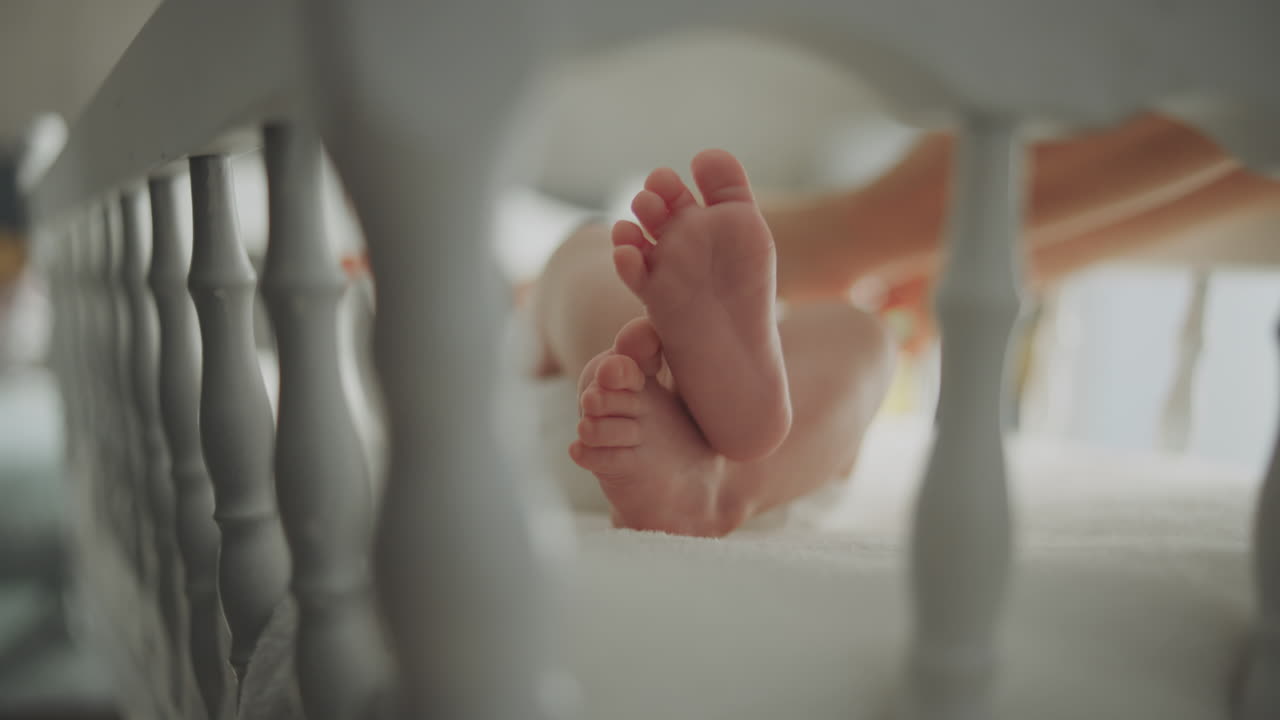 Piedini di neonato nella culla