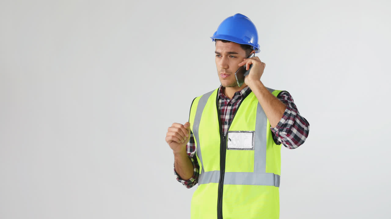 arquitecto masculino hablando por teléfono móvil 4k 4k