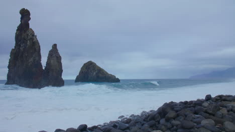 Ribeira-Da-Janeo-Porto-Moniz-Seixal-Madeira-Rock-Mit-Welligem,-Unruhigem-Meeresstrand-An-Einem-Bewölkten-Tag