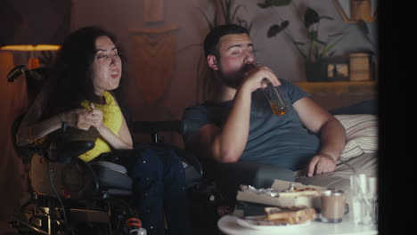 pareja relajándose en casa