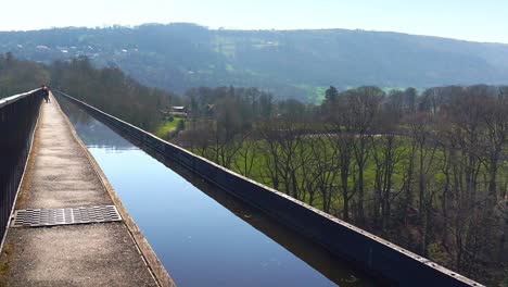 gente admirando la vista desde la distancia en el mundialmente famoso acueducto pontcysyllte en la ruta del canal llangollen en la hermosa campiña galesa