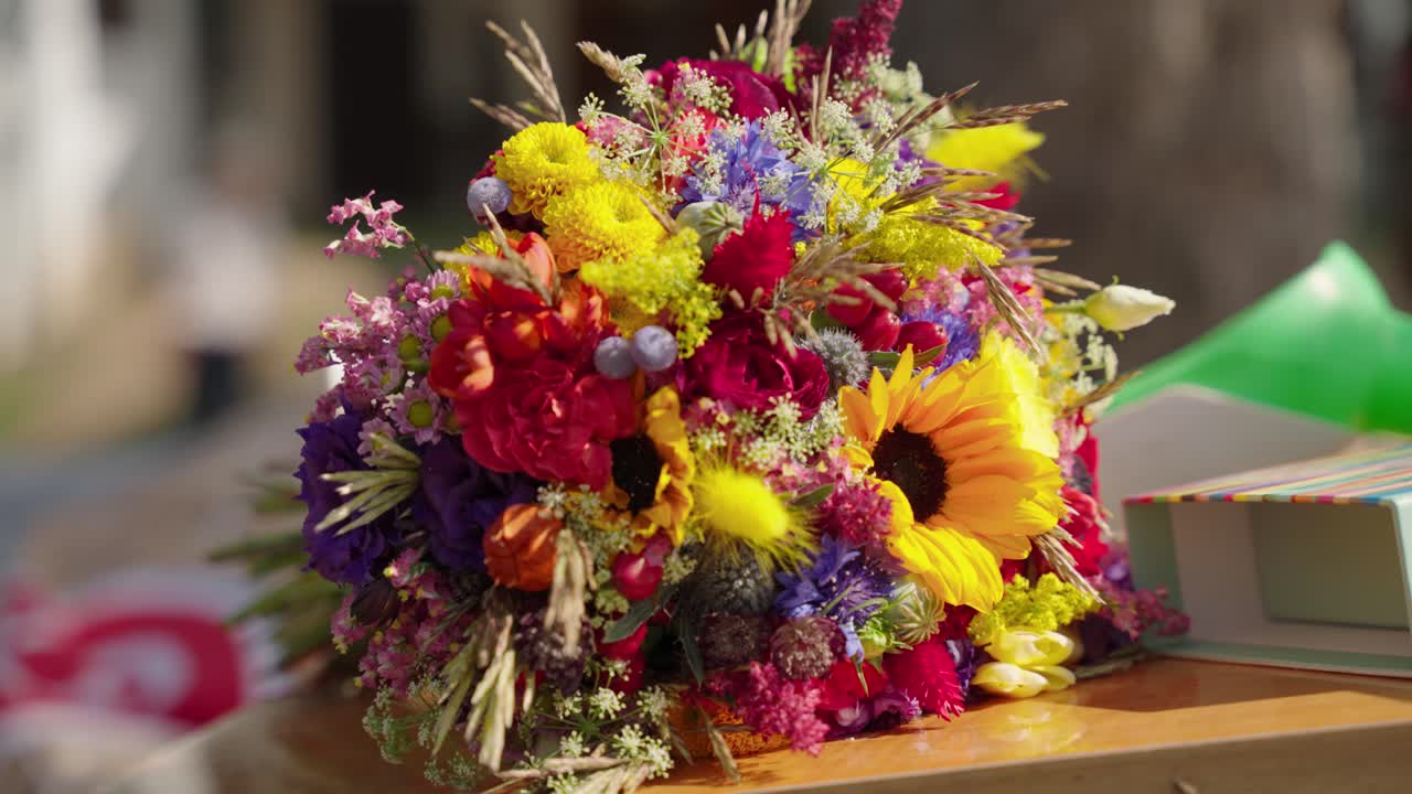 Vivace bouquet da sposa di fiori di campo con petali colorati, eleganti fioriture stagionali e uno stile boho rustico, perfetto per allestimenti nuziali, cerimonie all'aperto e ispirazioni floreali festive.