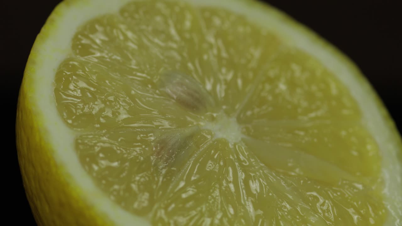 delicioso corte de limón para exprimir jugo fresco. mitad de limón