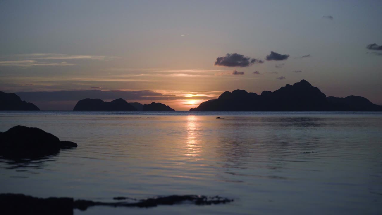 puesta de sol en el nido, isla de palawan en las filipinas