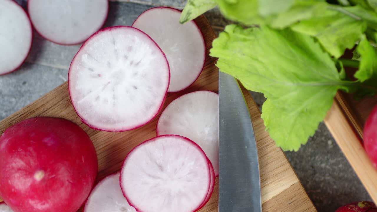 las rebanadas redondas de ráfago fresco se giran lentamente.