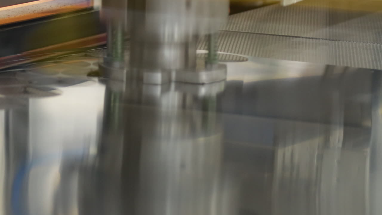 robot automático de prensa de energía que opera en una fábrica