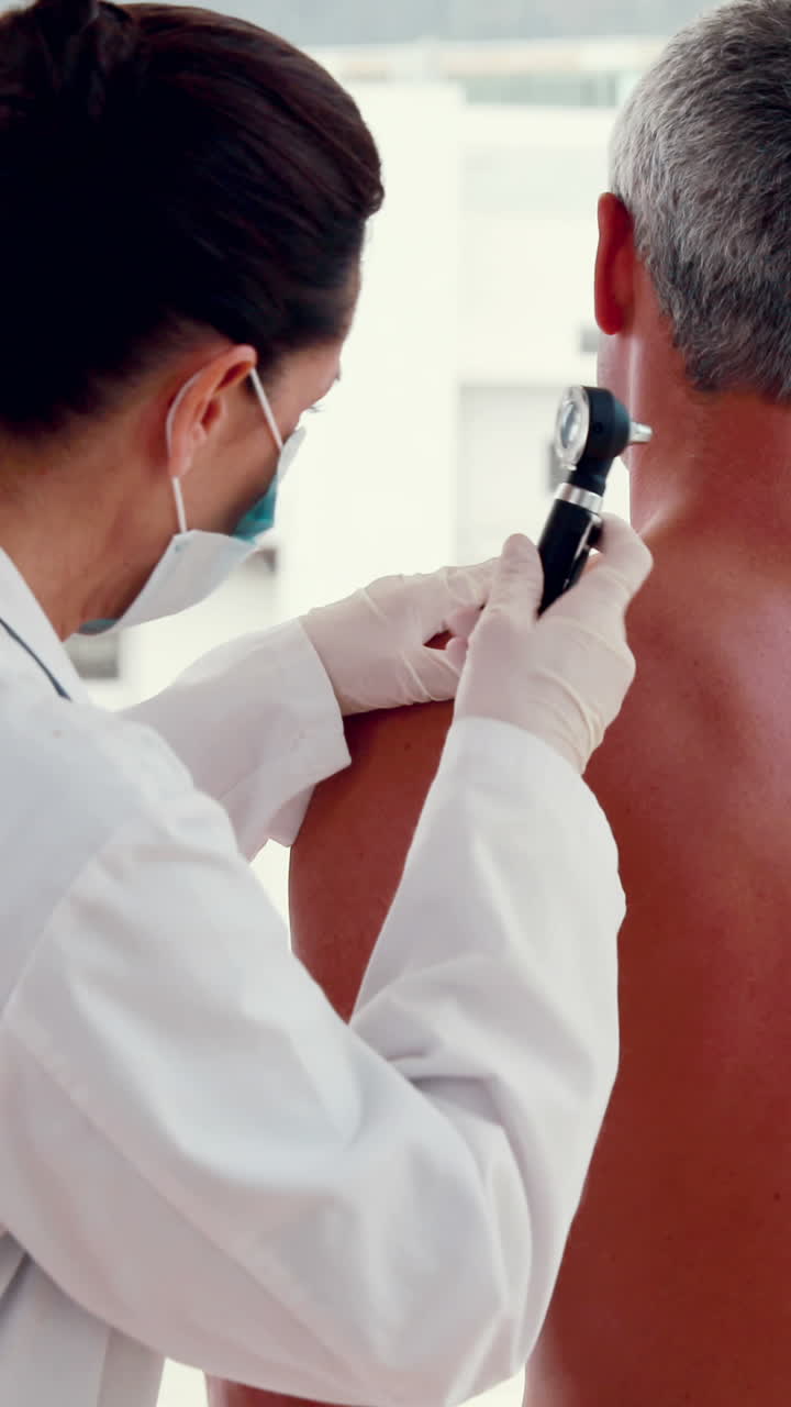 el médico examinando el lugar de su paciente