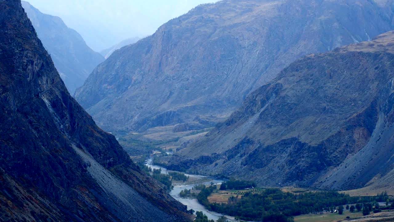 황혼의 산 계곡의 원활한 루프 영상