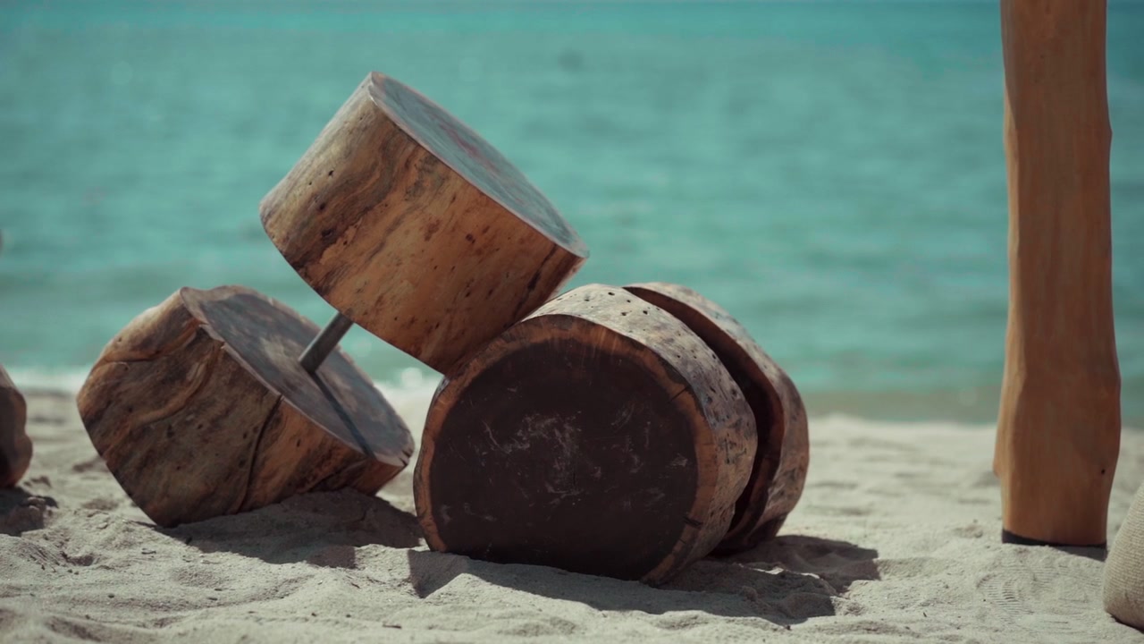 Manubri di legno fatti a mano appoggiati su una spiaggia sabbiosa