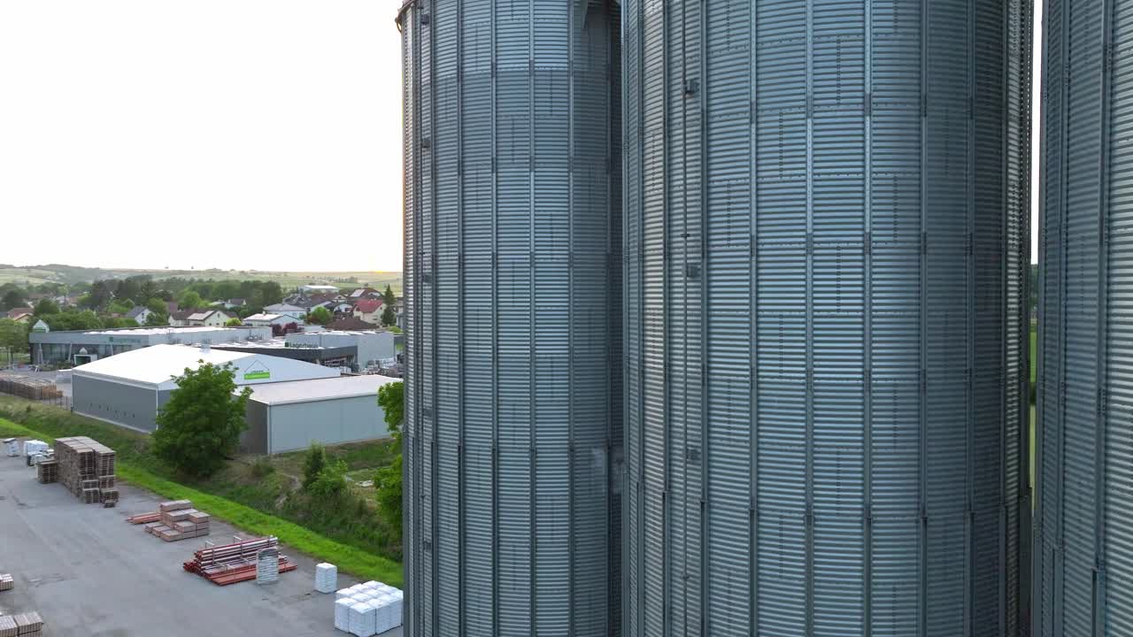 silos de almacenamiento de grano de acero - disparo aéreo de un dron