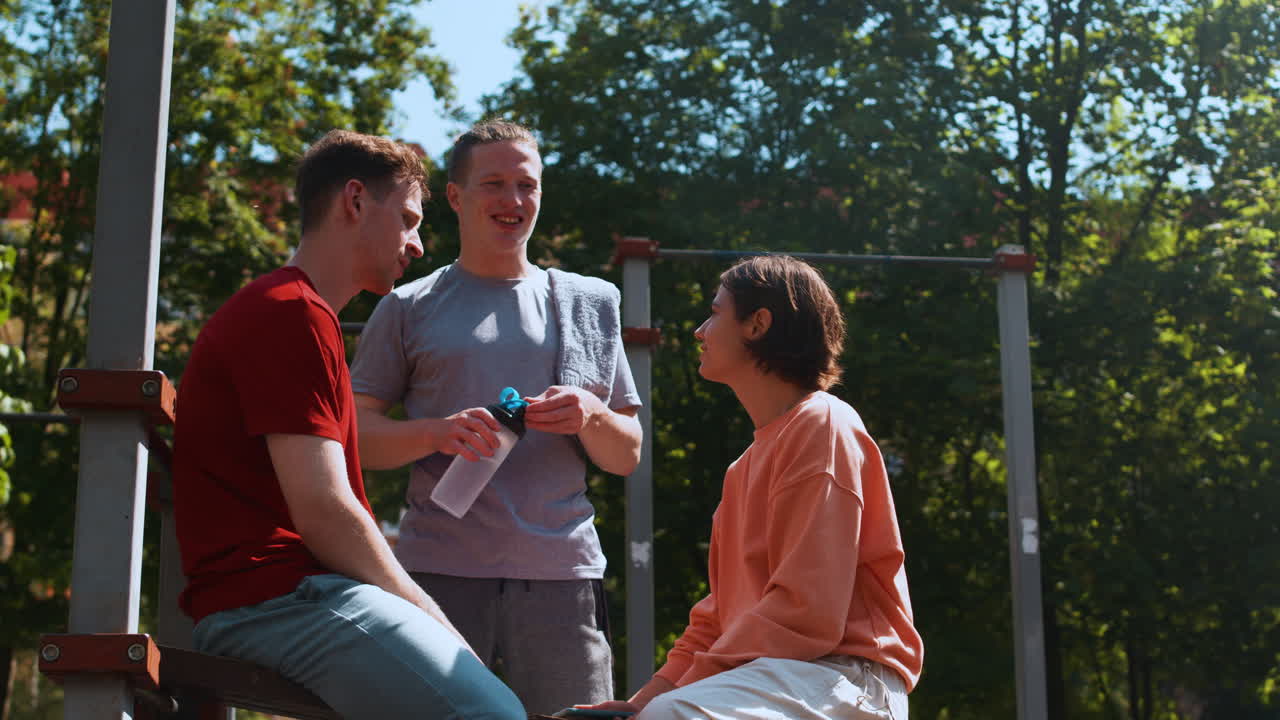 야외에서 휴식을 취하는 훈련 그룹