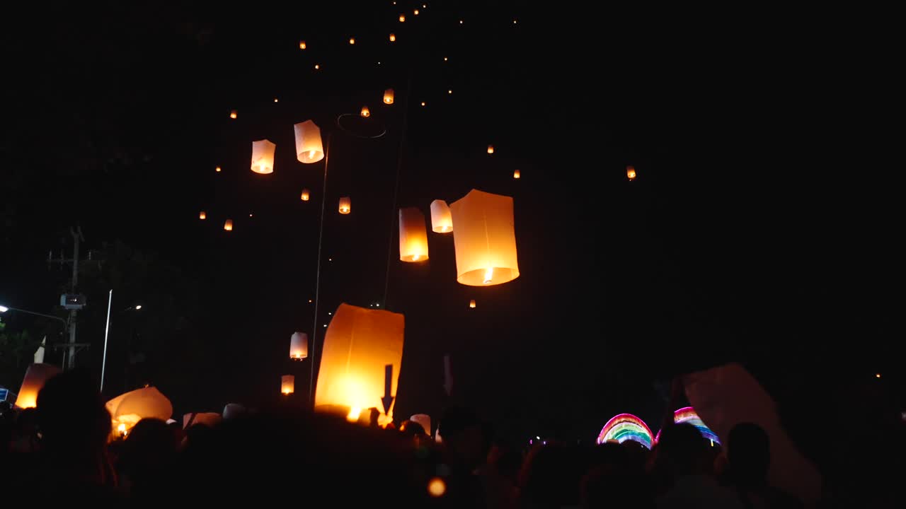 festival de las linternas en el cielo nocturno