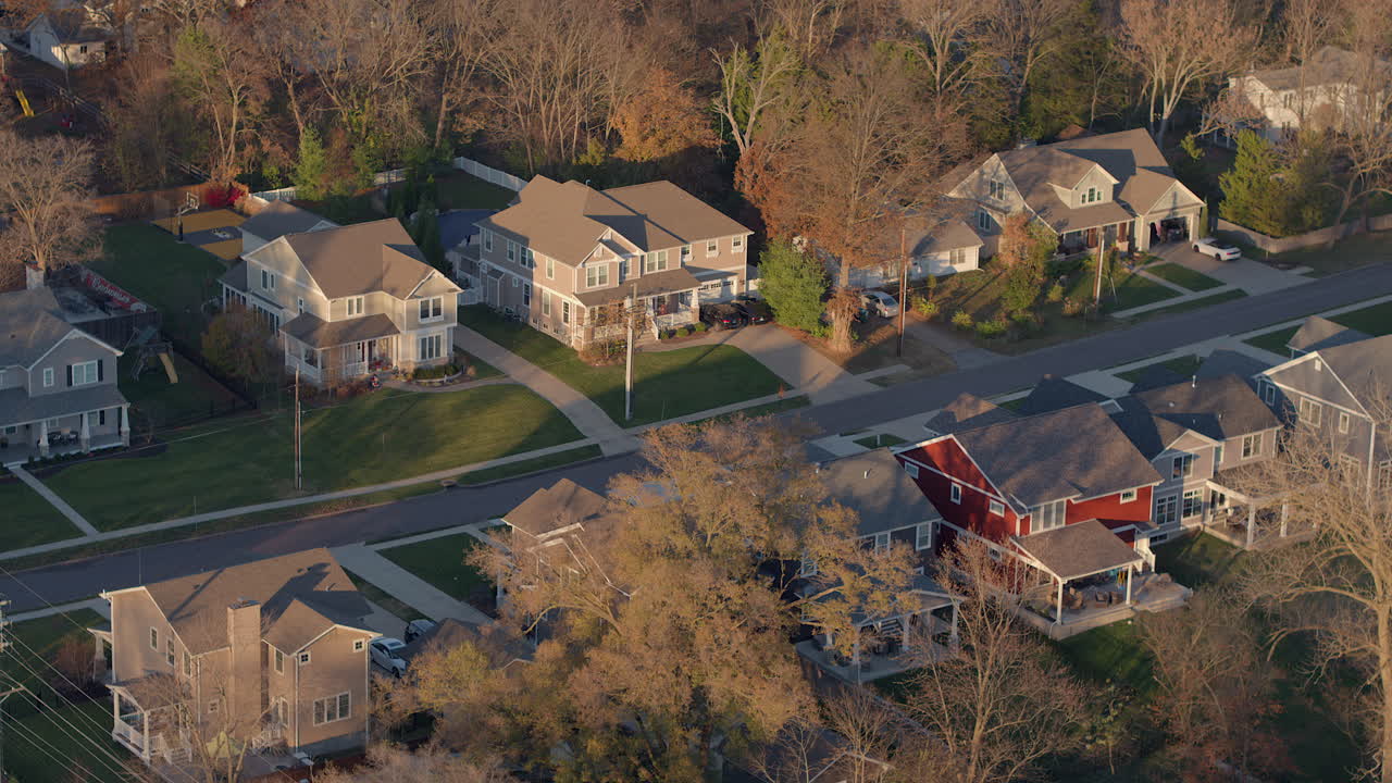 agradable barrio elevado con árboles de otoño en color pico en la hora dorada