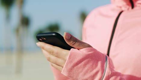 Handheld-Ansicht-Einer-Frau-Mit-Mobiltelefon