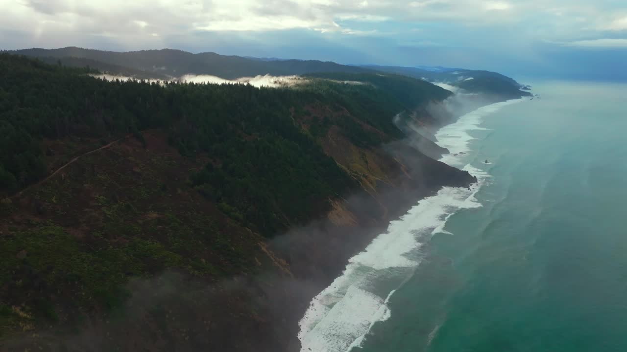 playa usal whitehorn norte de california drone aéreo perdido pista de la costa de oregón washington redwood parque nacional del estado bosque pnw pacífico noroeste mañana niebla niebla lluvia nubes mendocino hacia adelante pan up