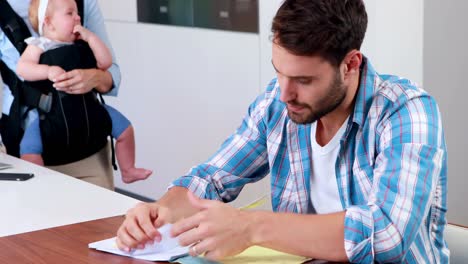 Hombre-Preocupado-Mirando-Documentos