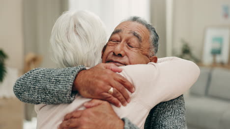 apoyo, cara y abrazos de amigos ancianos