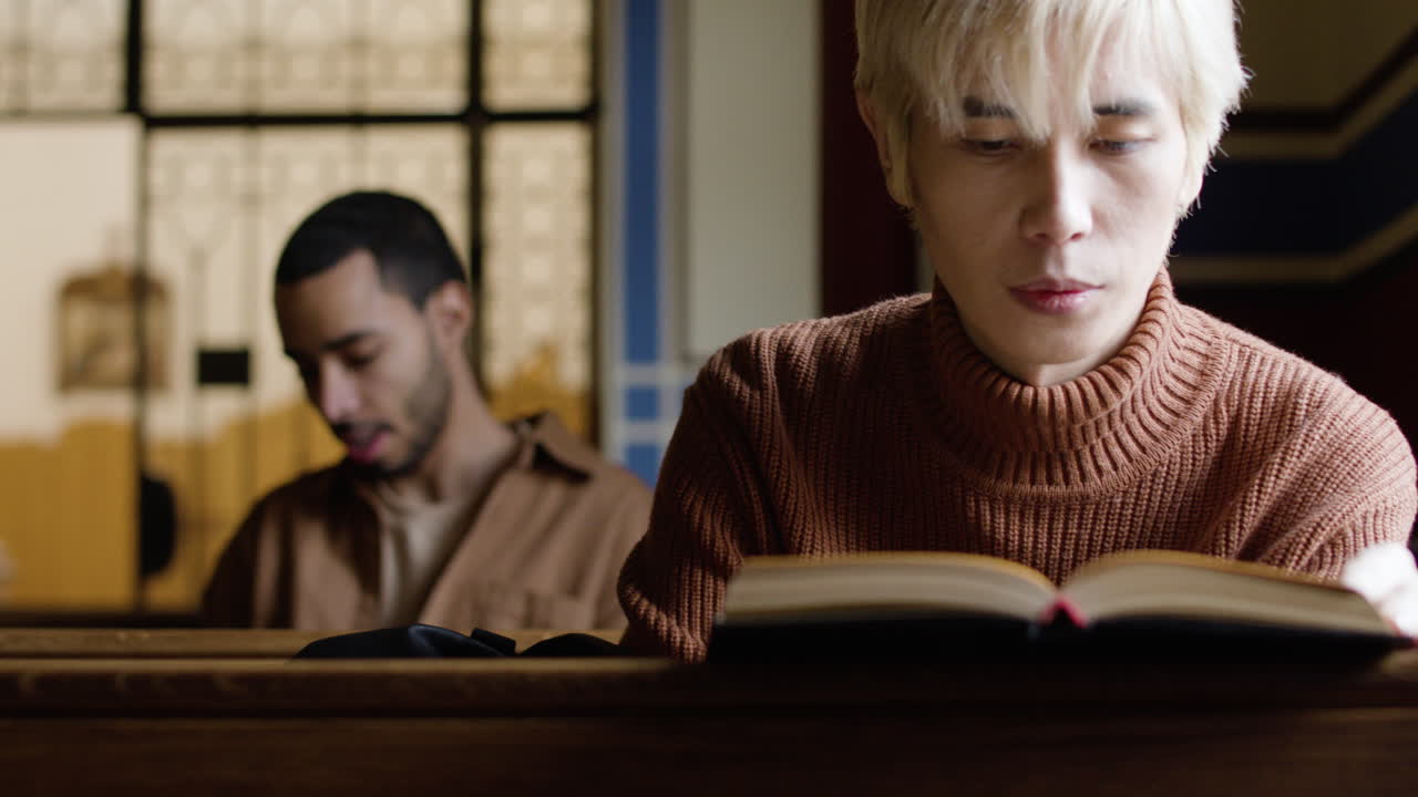 блондин читает библию в церкви