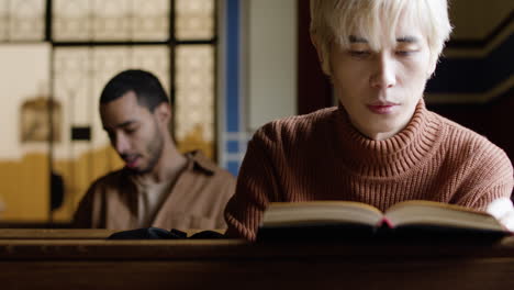 hombre rubio leyendo la biblia en la iglesia