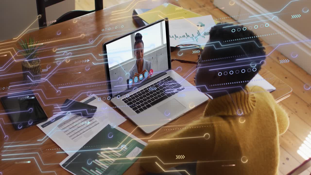 animación de conexiones de microprocesador sobre mujer afroamericana haciendo una llamada de video en la computadora portátil