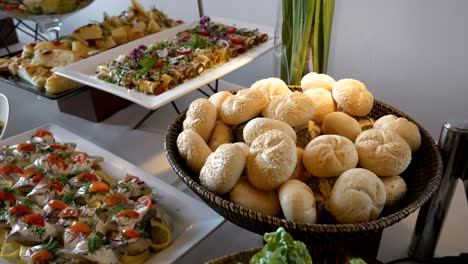 plato con rollos de semillas de sésamo frescos y crujientes