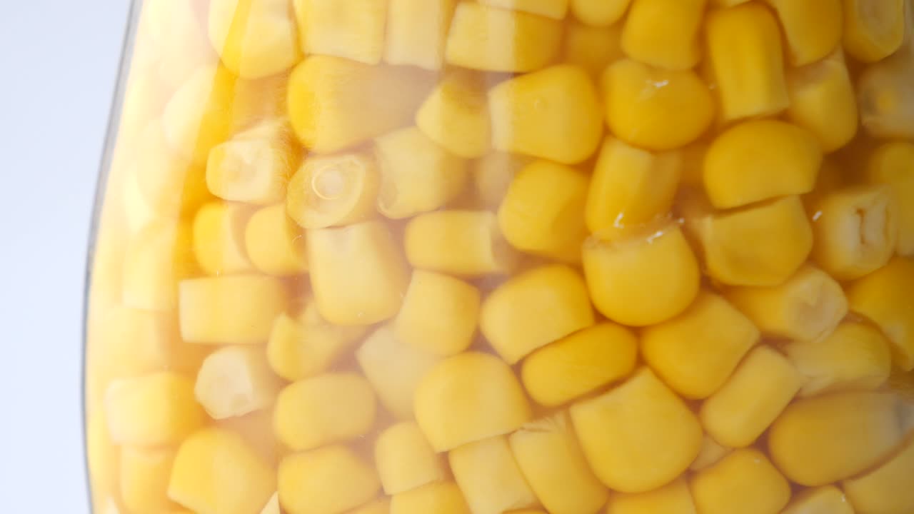 maíz enlatado en un frasco