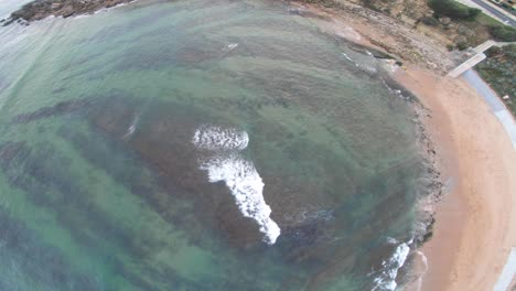 Increíble-Vista-Del-Océano-Verde-Con-Un-Agua-Transparente