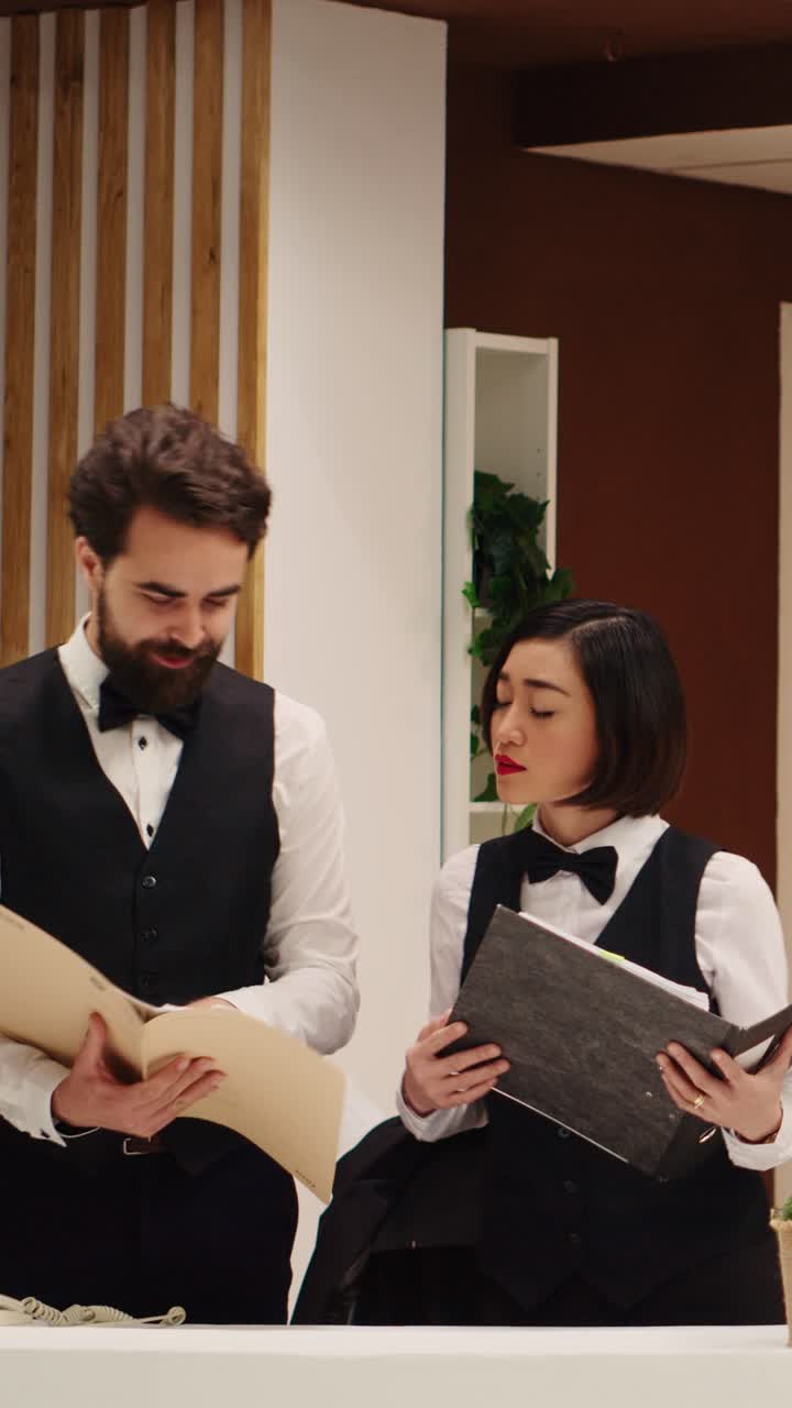 Imagens de uma área de recepção em um hotel ou escritório
