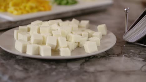 primer plano de paneer cortado en cubitos en cámara lenta