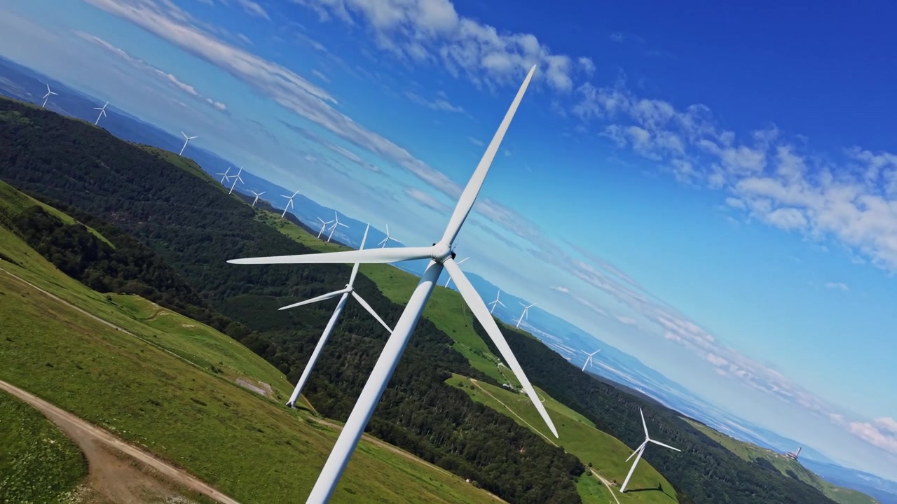 Le turbine eoliche generano energia su una collina durante una giornata di sole.