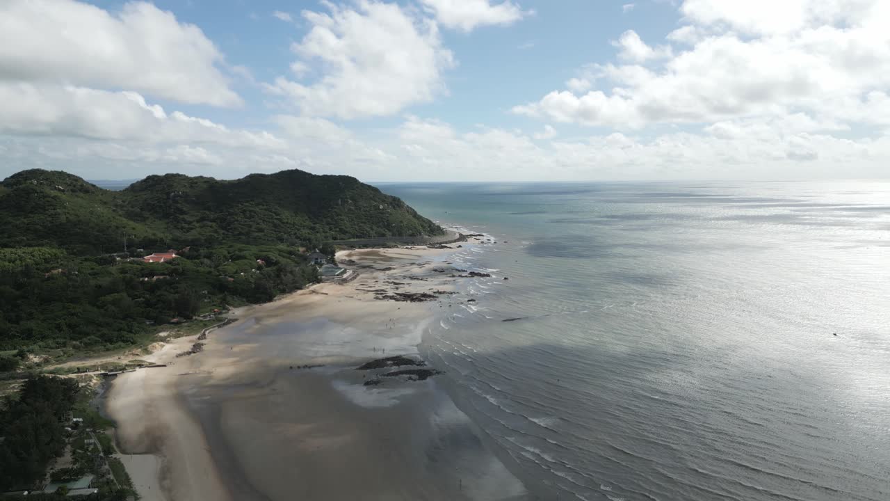 orilla del océano con montaña verde en el fondo, vietnam