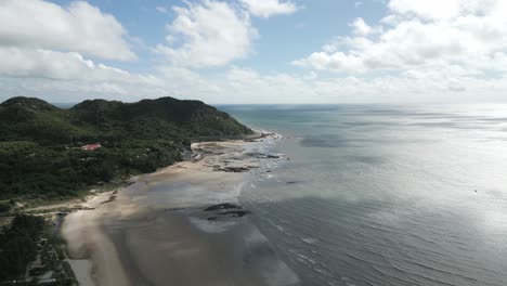 Orilla-Del-Océano-Con-Montaña-Verde-En-El-Fondo,-Vietnam