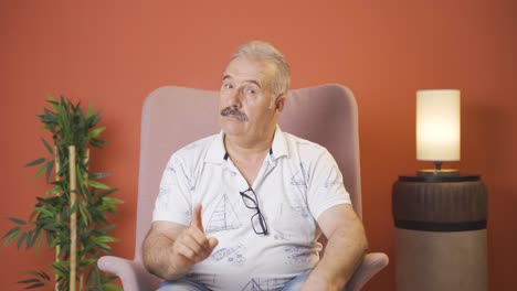 el anciano a quien no le gustan las noticias que oye no las aprueba.