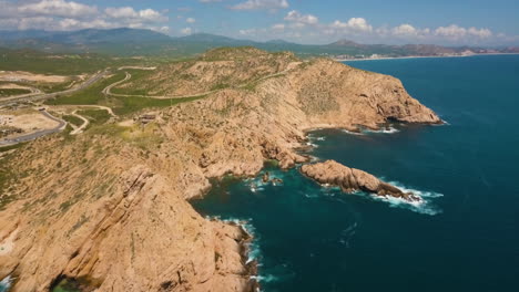 Weitwinkel-Drohnenaufnahme-über-Küstenklippen-Und-Meer-In-Cabo,-Mexiko