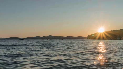 Zeitraffer-Von-Booten,-Die-Bei-Sonnenuntergang-Im-Meer-Fahren