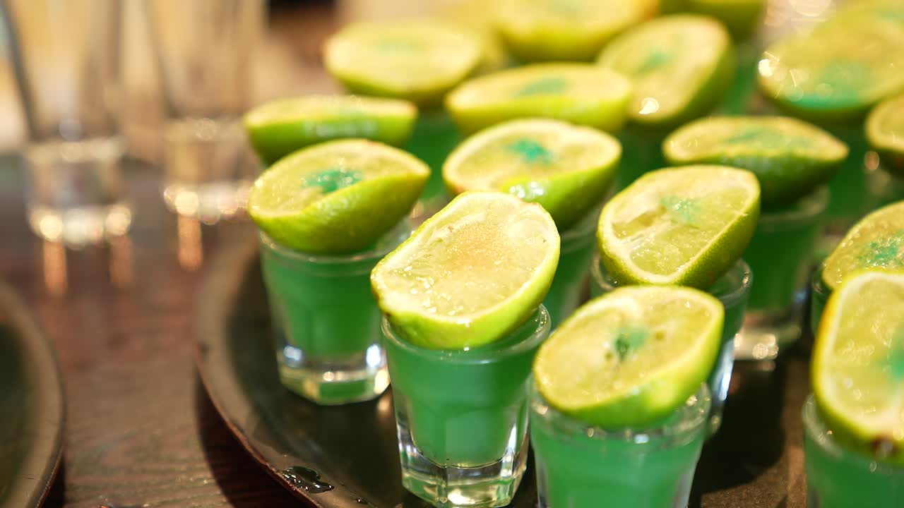 에 레모네이드와 레몬으로 가득 찬 차례의 컵