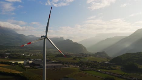 Vogelperspektive-Einer-äolischen-Windkraftanlage-Mit-Rotierenden-Rotorblättern