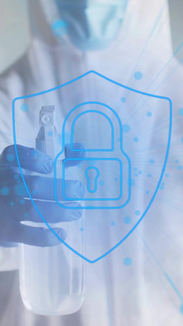 Animación de un candado digital sobre un hombre con traje de seguridad desinfectando una oficina