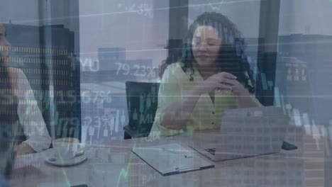 animación del procesamiento de datos financieros sobre diversas personas de negocios en la oficina