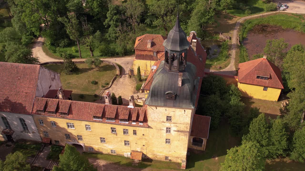 오래된 스트라우프 궁전  ⁇ 에 있는 작은 마을