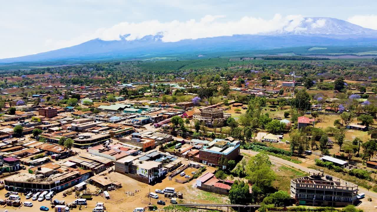 케냐의 시골 마을에서 킬리만자로가 배경입니다.