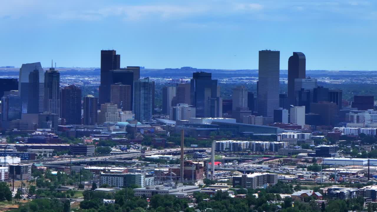 여름 다운타운 덴버 시의 초고층 건물 콜로라도 공중 드론 교통 자동차 고속도로 마일 높은 이웃 집 파란 하늘 구름 6번가 콜스 rtd 라인 전선 산기?? 풍경 위로 jib