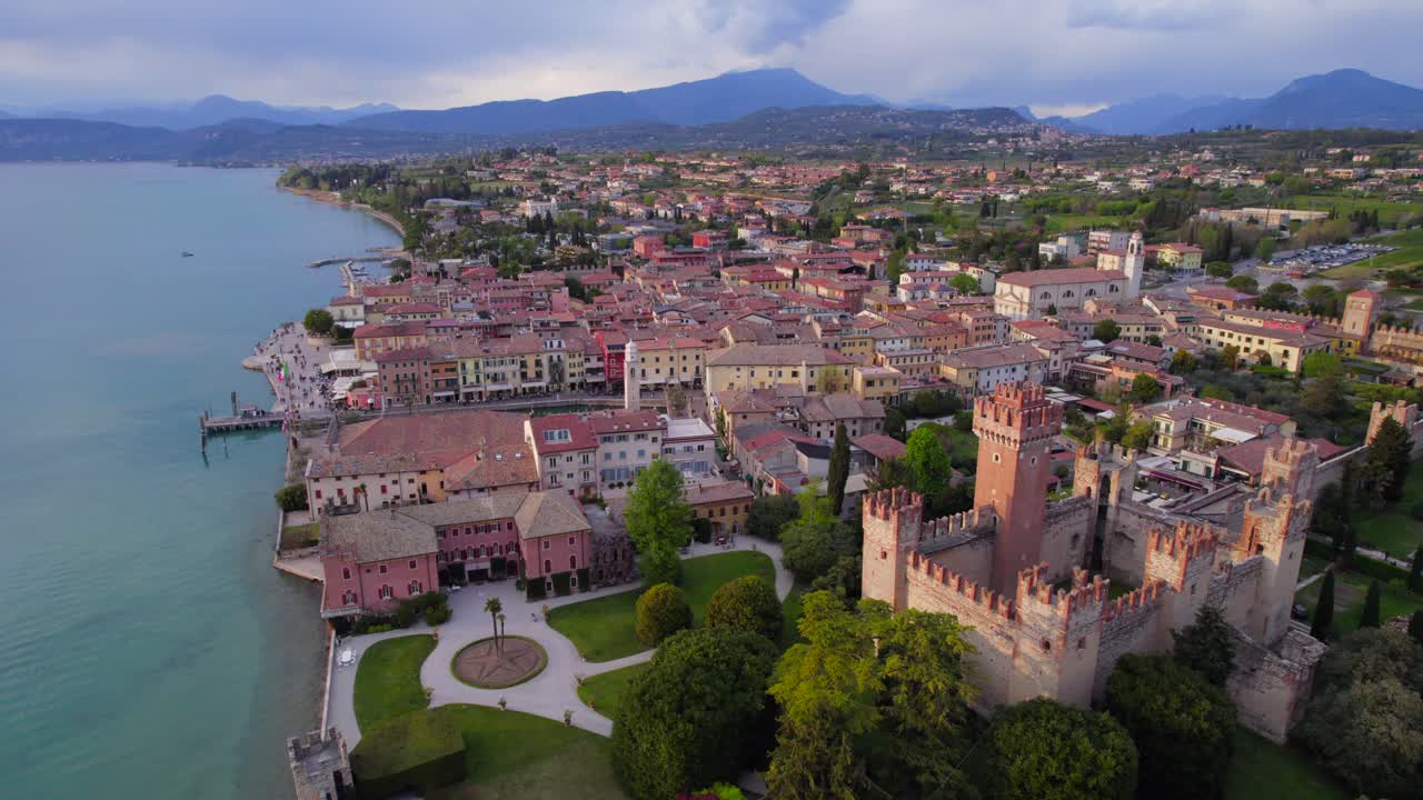 vista aérea del pueblo italiano medieval de lazise en el lago de garda al atardecer