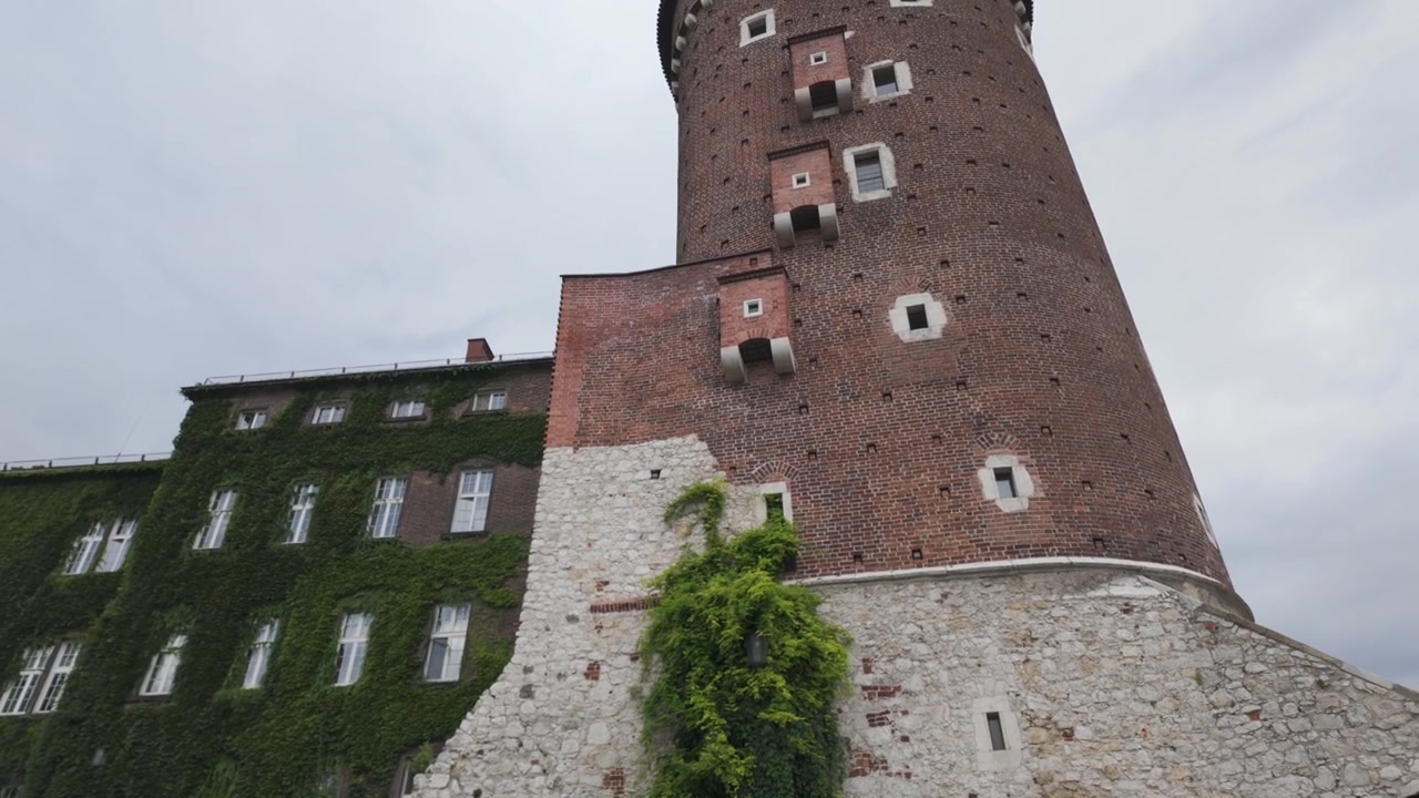 Panoramica della Torre Sandomierska al Castello di Wawel, una torre iconica a Cracovia, Polonia