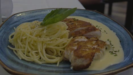 formaggio de pollo con salsa de tres quesos acompañado de spaghetti al burro