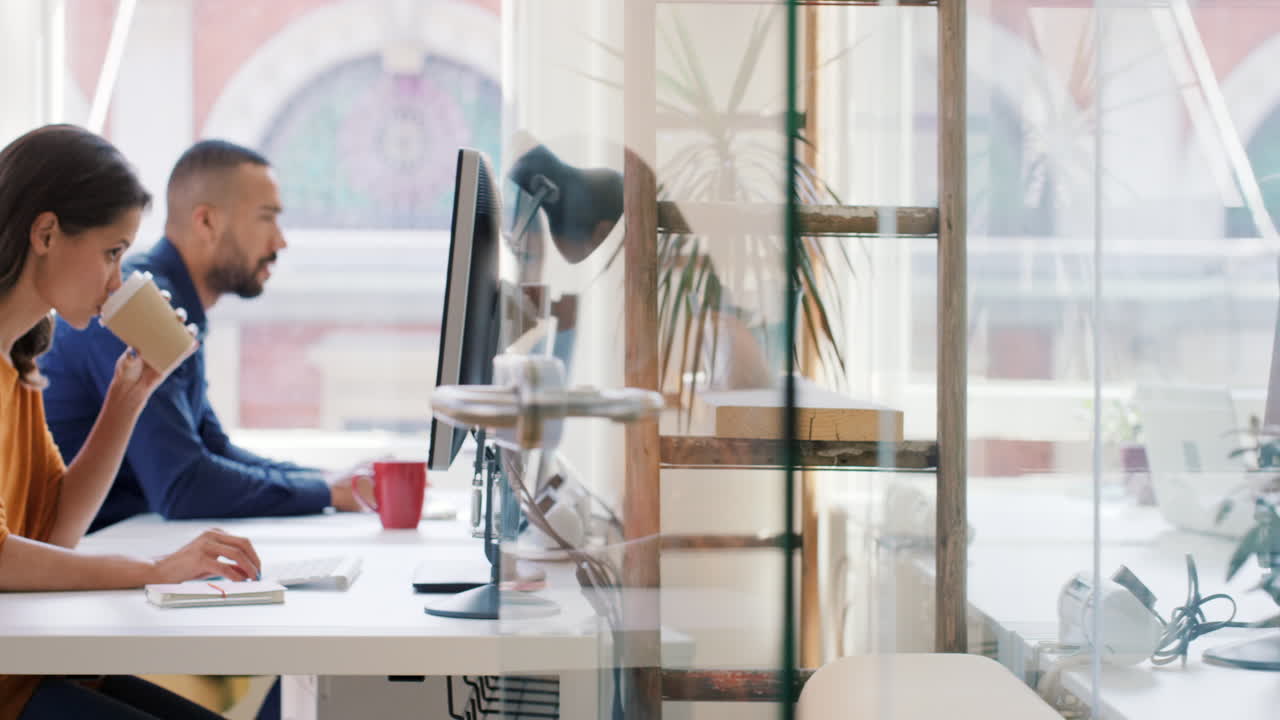 사람들과 함께하는 현대적인 사무실 작업 공간