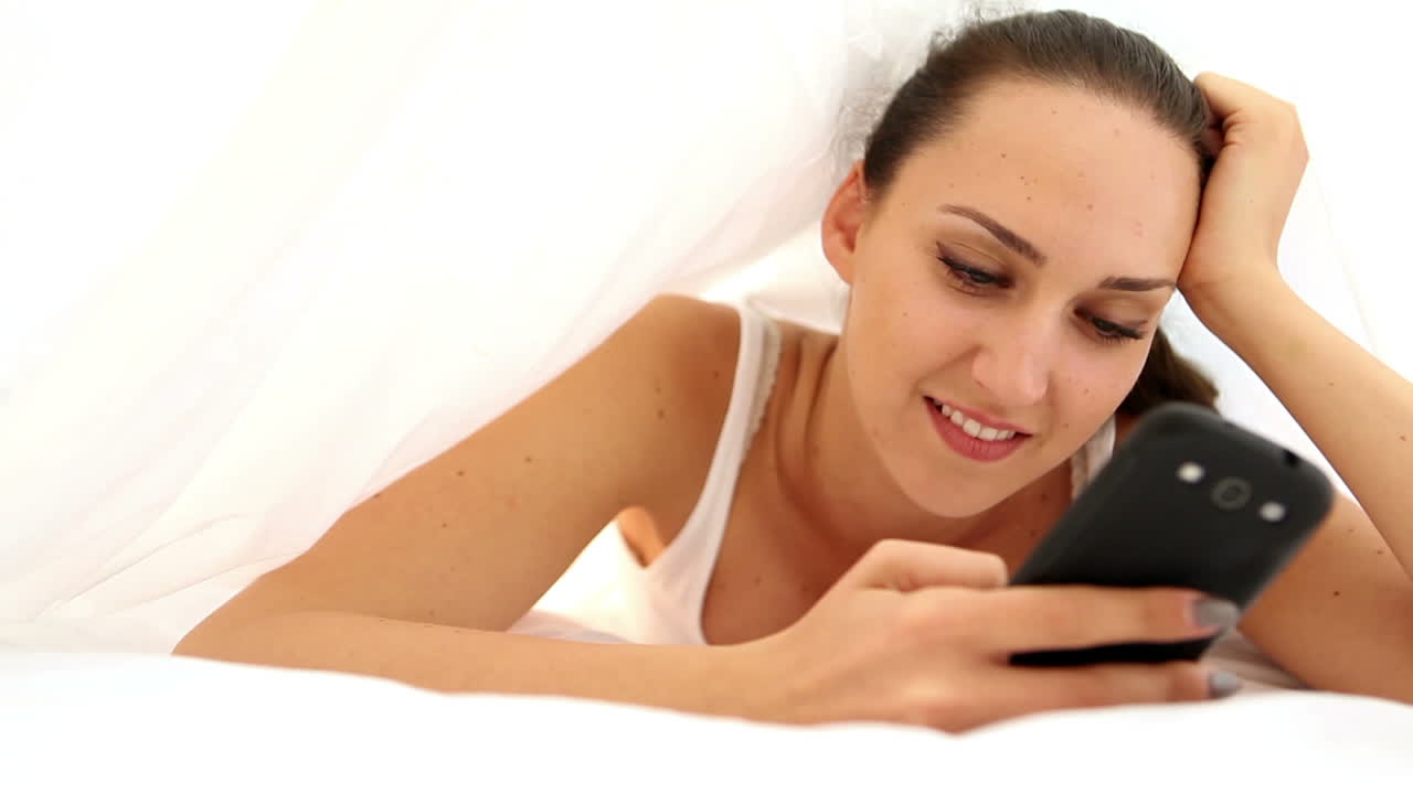 멋진 젊은 모델이 드폰을 사용하고 있습니다.