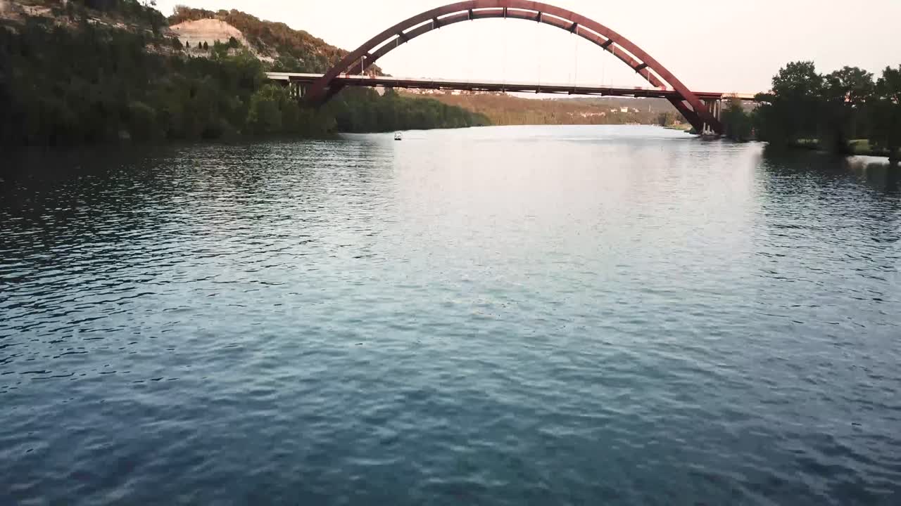 텍사스 주 오스틴에 있는 360 다리까지 드론이 이동하는 비행 호수